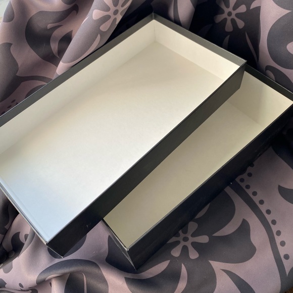 Authentic Gucci Black & White Gift Box - Picture 5 of 9